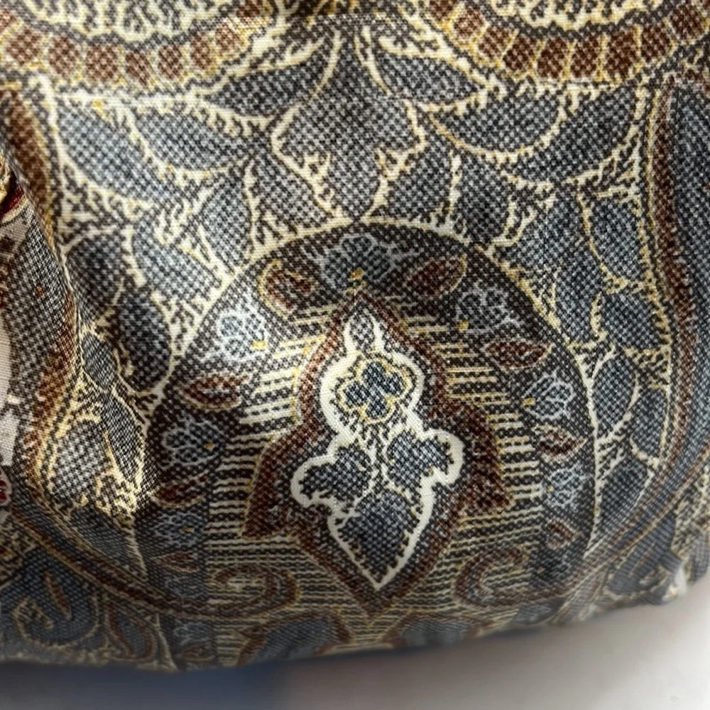 LeSportsac Large Gray Printed Hobo Nylon Crossbody Bag. NYB1719